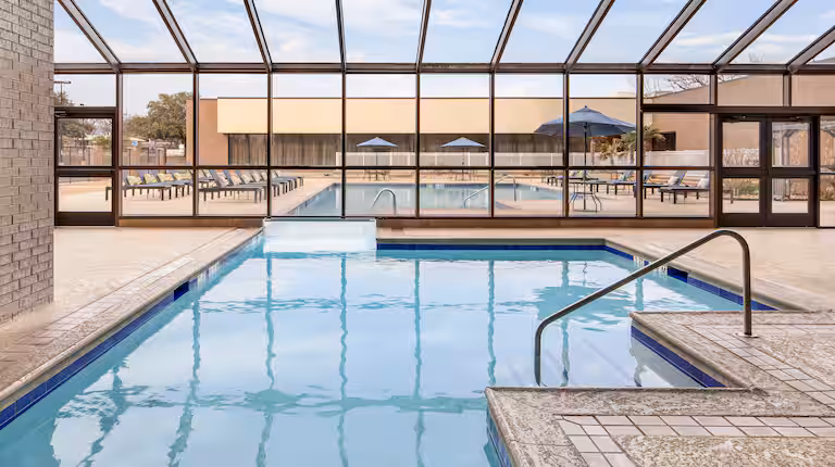 Hilton Arlington Hotel Bright Indoor Swimming Pool